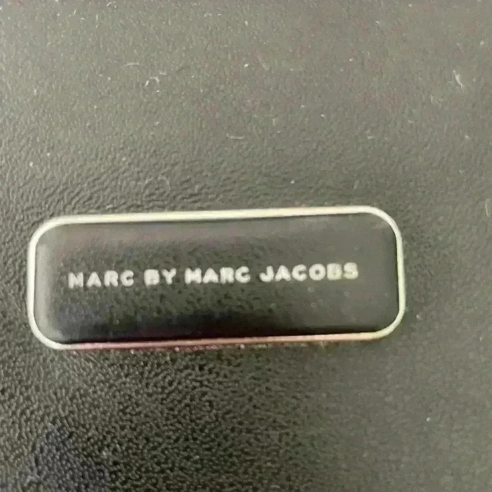 MARC By MARC JACOBS Small Crossbody (minimal discoloration on hinges) - Picture 9 of 12